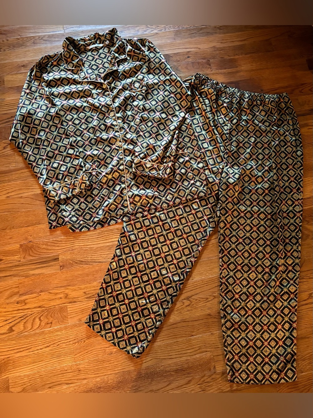 Victoria's Secret pajama set features a black and gold diamond pattern, Size XL